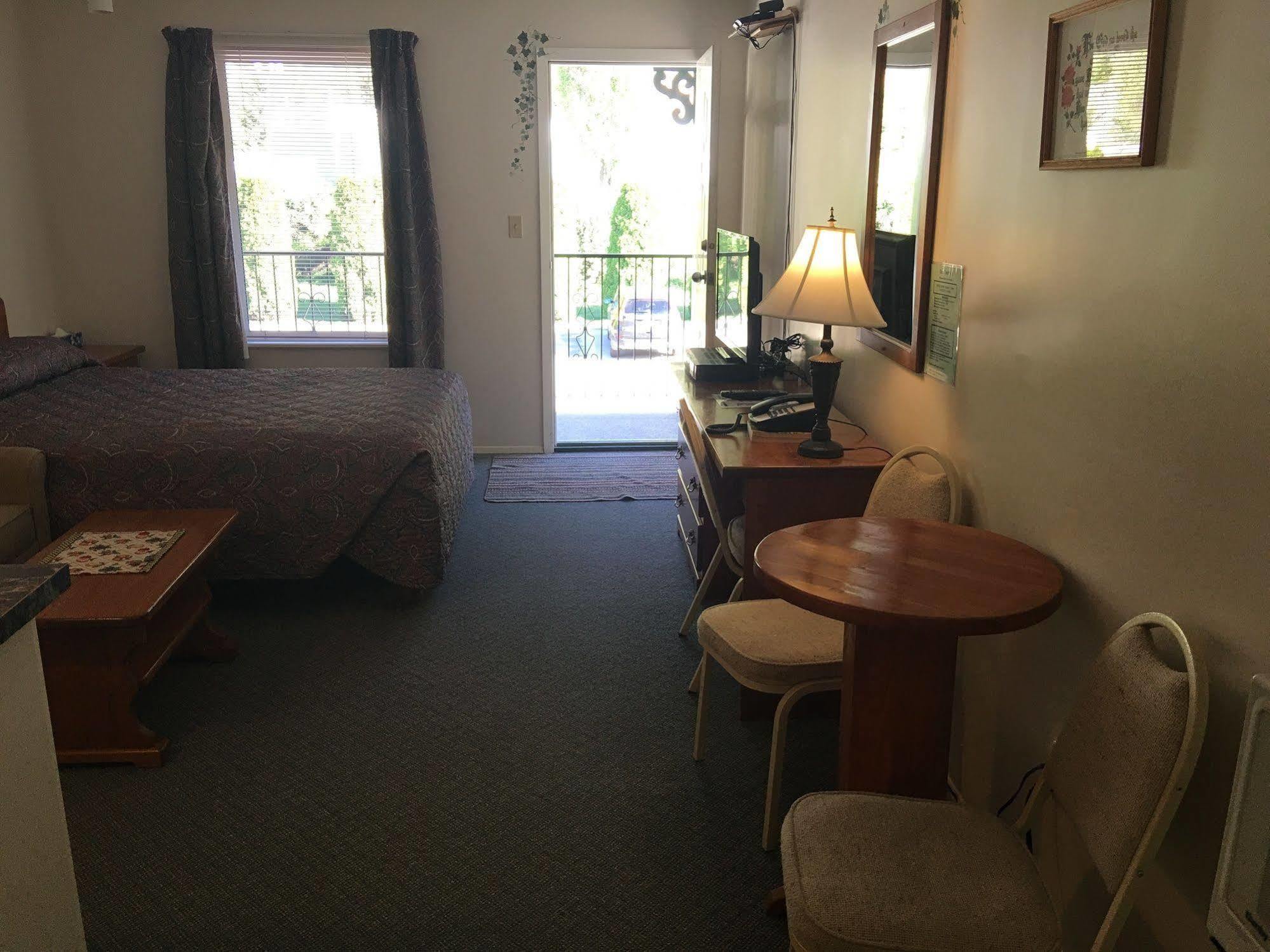 Chase Country Inn 외부 사진